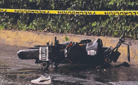 Sin casco y a exceso de velocidad: Motociclista se estampa y muere en Iztapalapa