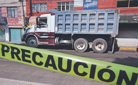 Sucio final para un limpiaparabrisas que murió prensado en la llantas de un camión en Ecatepec