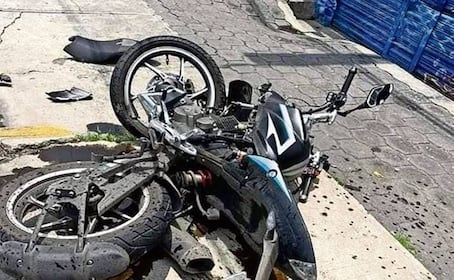 ¡Choques al 2x1! Motociclistas se estampan con un camión en Xochimilco, ambos ocupantes murieron
