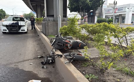 ¡El pilar fue su tumba! Conductor impacta a motociclista que fue lanzado a camellón donde murió
