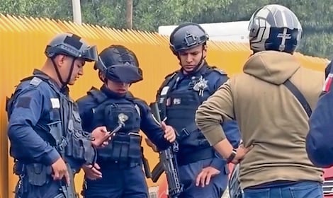 Auto embiste, arrastra y casi convierte en estampita a pareja en moto en la México-Puebla