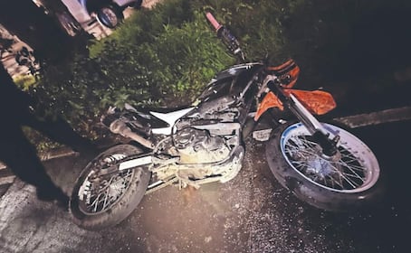 La muerte los separó de un azotón: Pareja de bikers termina embarrada tras salir volando en Xochimilco