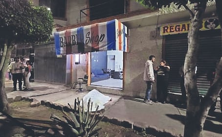Lo pelaron al otro lado: Balean a Julio César afuera de una barbería en Iztapalapa