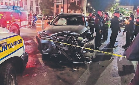 Sin deberla ni temerla: Autos se estampan y arrollan a una mujer en la Venustiano Carranza
