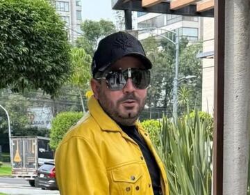 El llamativo look de José Eduardo Derbez: botas amarillas gigantes estilo Crocs