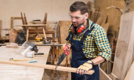 CARPINTERO OFICIAL Y MEDIO