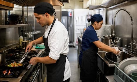 SOLICITAMOS COCINERA/RO Y LAVA-LOZA