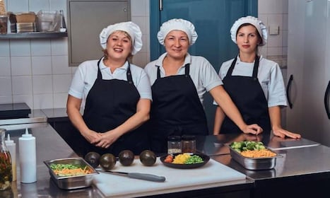 COCINERA PARA COMEDOR ESCOLAR