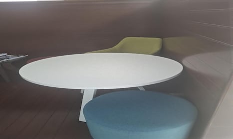 JUEGO DE TABURETES Y MESAS REDONDAS