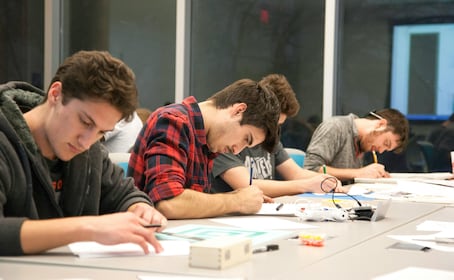 ¿Es suficiente un título universitario? El auge de las microcredenciales