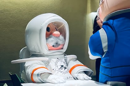 "Maestra Astronauta": el viaje del Dr. Simi al espacio ya tiene documental
