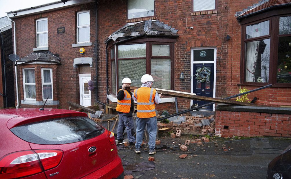 Casas dañadas en Greater Manchester después de que un "tornado localizado" arrancara techos y derribara paredes mientras la tormenta Gerrit continuaba impactando el país. Foto: AP