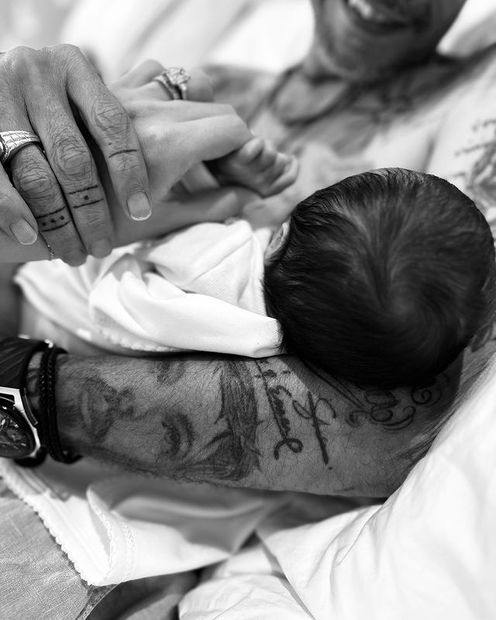 Nadia Ferreira anunció el nacimiento de su bebé con una tierna foto con Marc Anthony. Fuente: Instagram @nadiaferreira