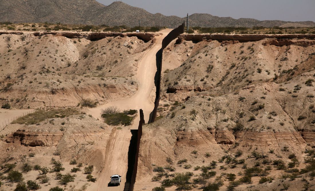 Fallece niño migrante tras ser rescatado con su familia en el desierto de Arizona