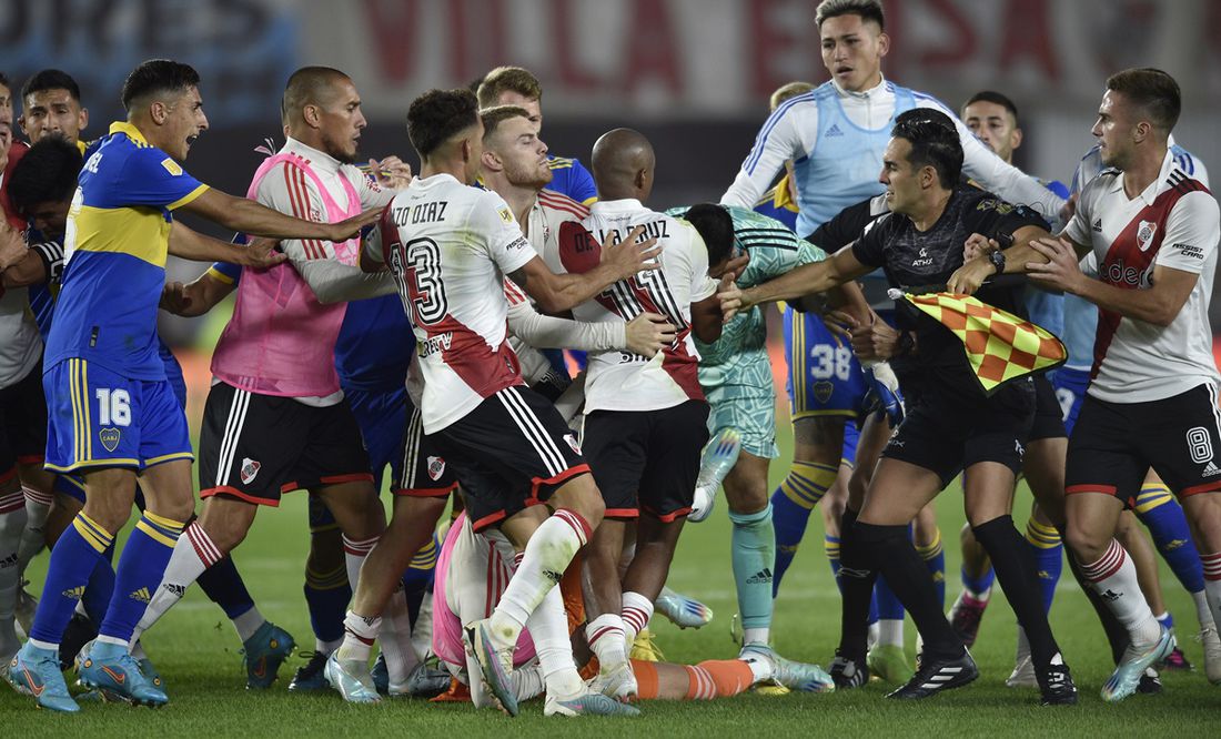 VIDEO: El clásico entre River Plate y Boca Juniors terminó en pelea y con seis jugadores expulsados