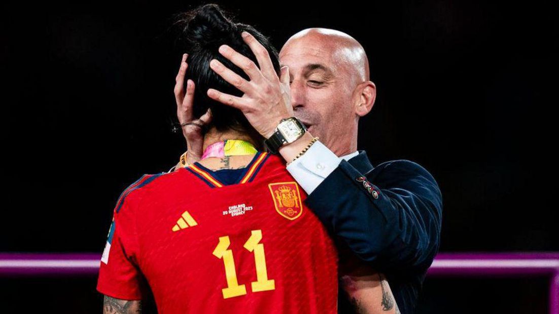 Luis Rubiales: la FIFA suspende al jefe de la Federación Española de Fútbol por el beso a Jenni Hermoso