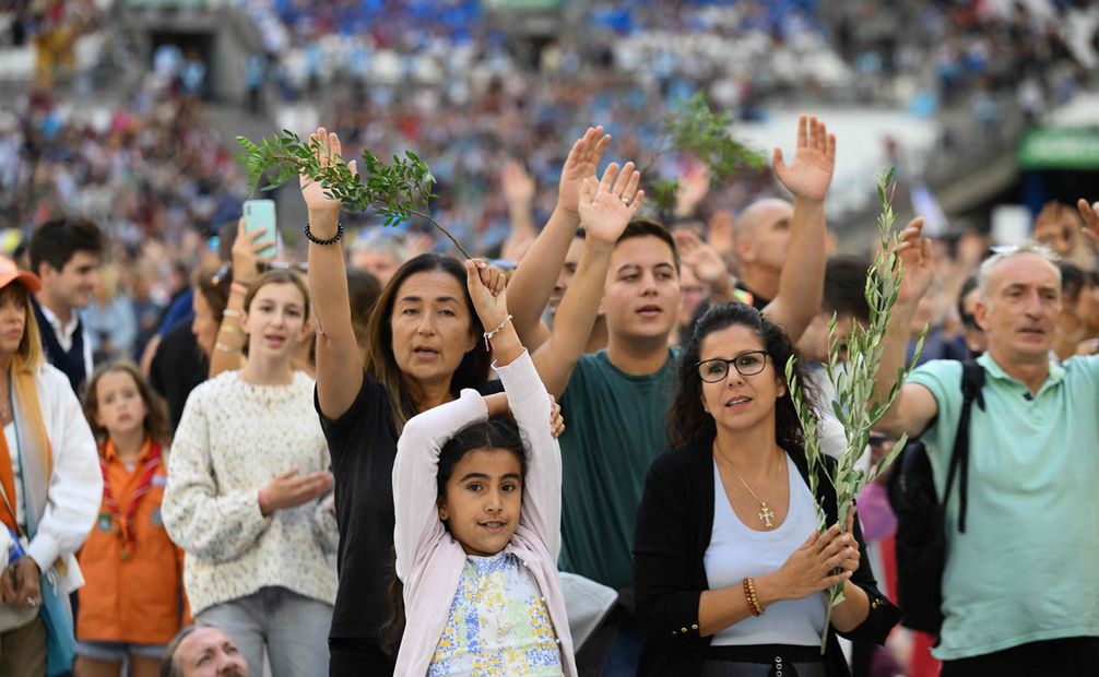 Los fieles, mientras esperaban la llegada del papa Francisco para celebrar misa en el estadio Velódromo, en la ciudad portuaria sureña de Marsella, el 23 de septiembre de 2023. Foto: AFP