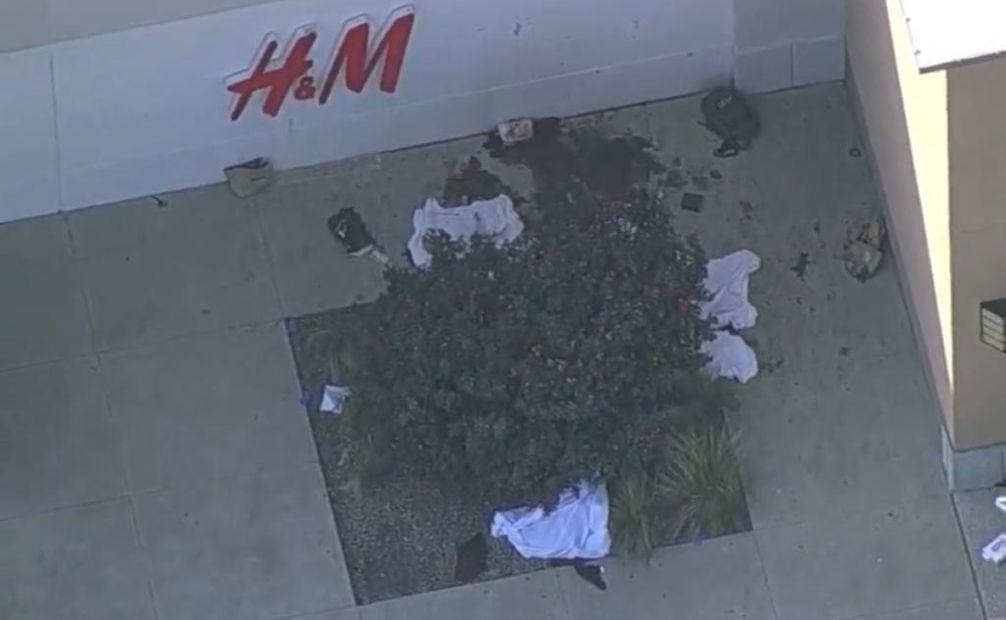 Las imágenes aéreas muestran al menos cuatro cuerpos escondidos debajo de sábanas blancas.  Foto: Especial