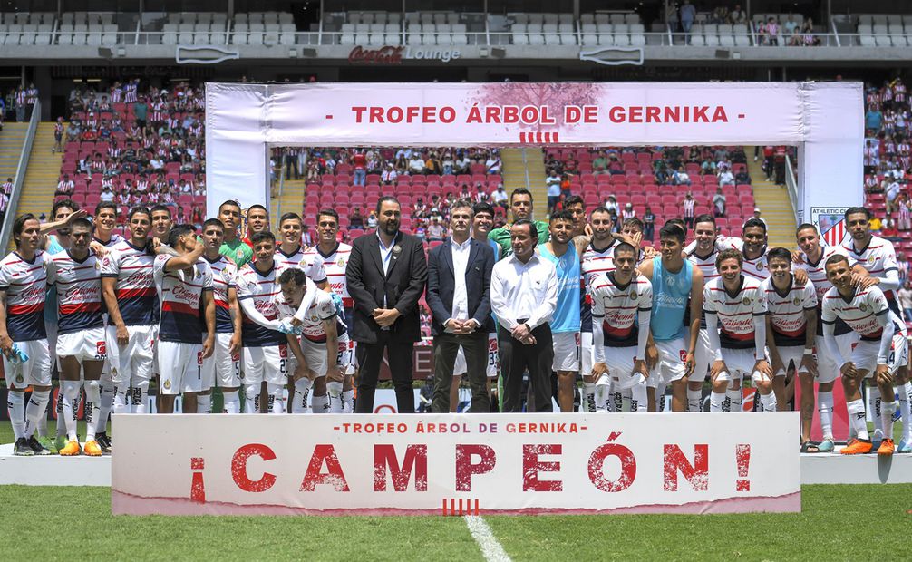 Chivas se impone con autoridad al Athletic de Bilbao y gana el trofeo de Árbol de Gernika