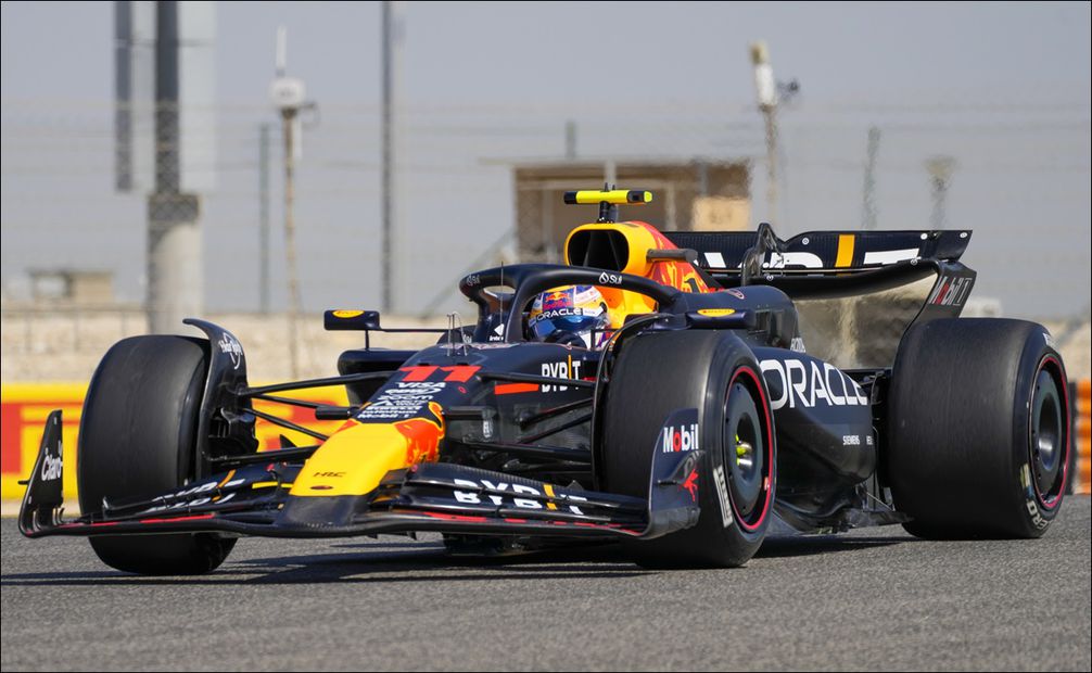 Checo Pérez en la pista de Bahréin durante los test de pretemporada - Foto: AP