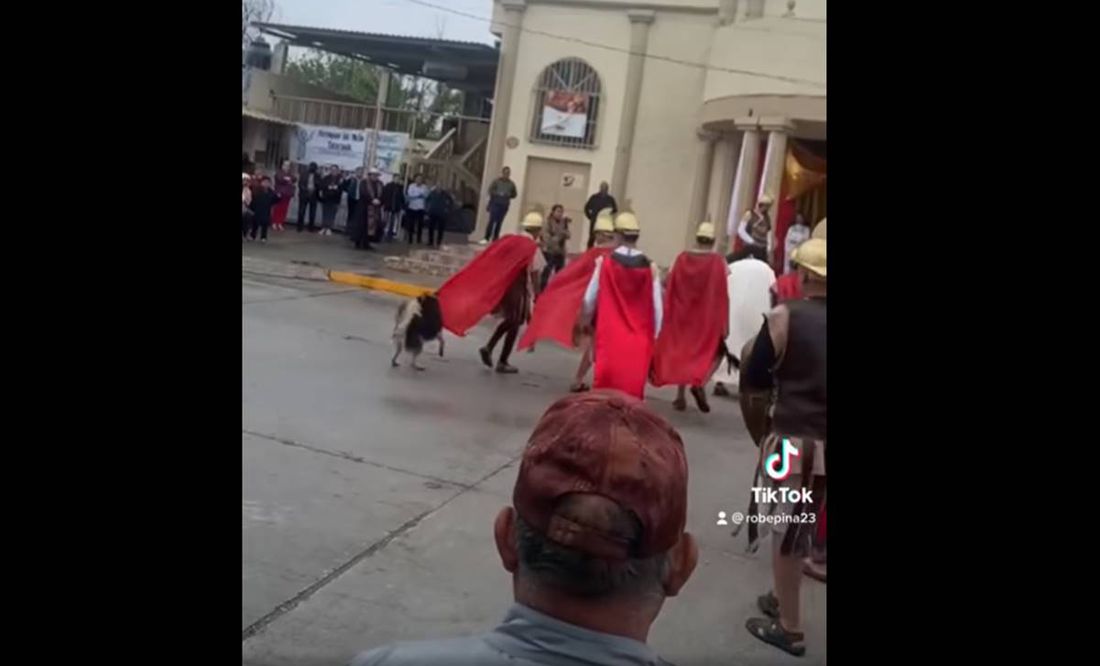 Lomito se gana el cielo al defender Jesucristo en pleno Viacrucis en Coahuila