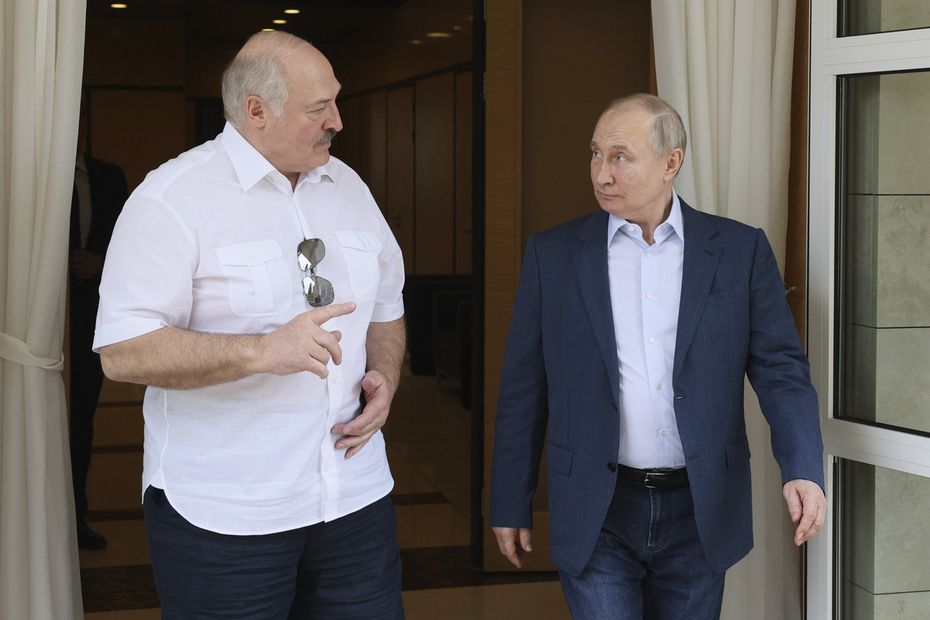El presidente de Rusia, Vladimir Putin, a la derecha, y el presidente de Bielorrusia, Alexandr Lukashenko, hablan durante su reunión en la residencia oficial rusa de Bocharov Ruchei, en el balneario de Sochi, Rusia, el viernes 9 de junio de 2023. (Gavriil Grigorov, Sputnik, imagen del pool del Kremlin via AP)
