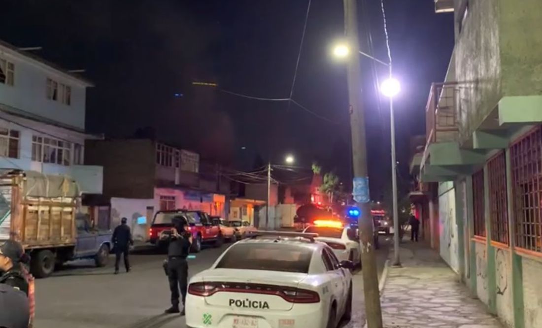 Evacuan a más de 100 vecinos por incendio de recicladora en Santa María Aztahuacán, Iztapalapa