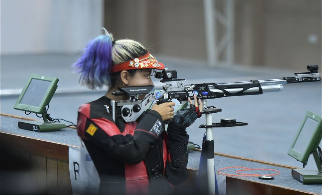 La mexicana Elizabeth Nieves se cuelga la medalla de oro en la prueba rifle de aire 10 metros