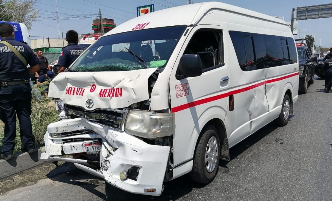 Accidente de combi deja 14 heridos sobre la carretera federal Mérida- Cancún
