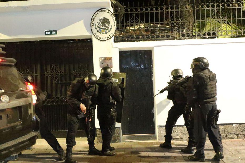 La policía de Ecuador irrumpe en la embajada de México en Quito y captura al exvicepresidente Jorge Glas. Foto: AP