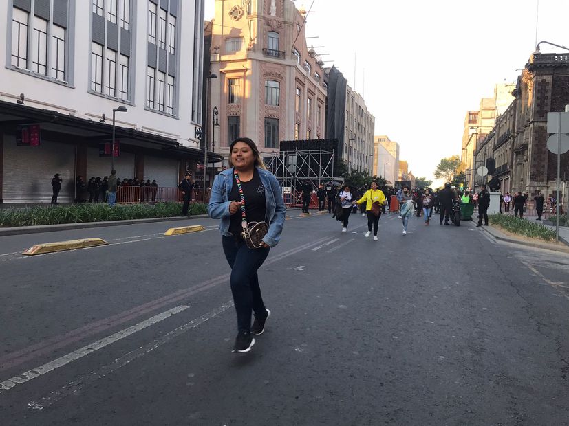 Fans de Rosalía madrugan para llegar al Zócalo, en donde la cantante española realizará un concierto hoy. Foto: Francisco Rodríguez / EL UNIVERSAL