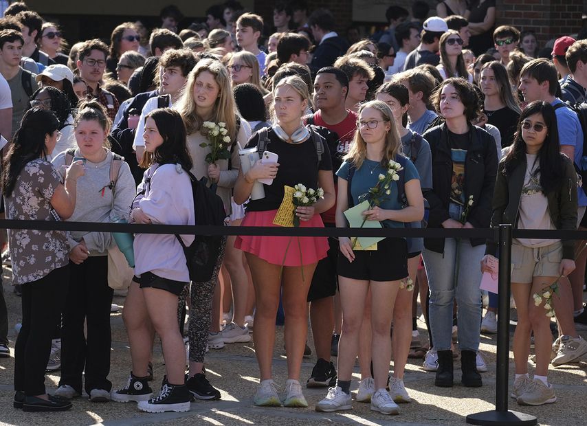 Estudiantes de la Universidad de Georgia se reunieron para rendir homenaje a Laken Riley en la Plaza Tate del campus de Athens, Georgia, el lunes. Foto: AP