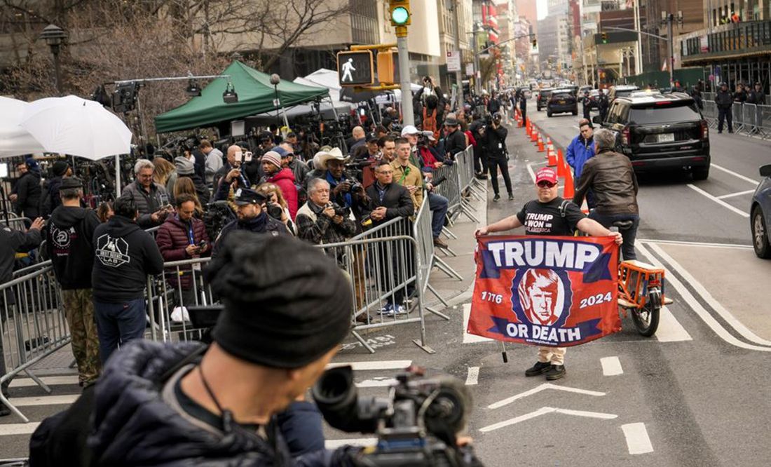 Simpatizantes realizan mitin en apoyo a Trump frente al juzgado en Nueva York