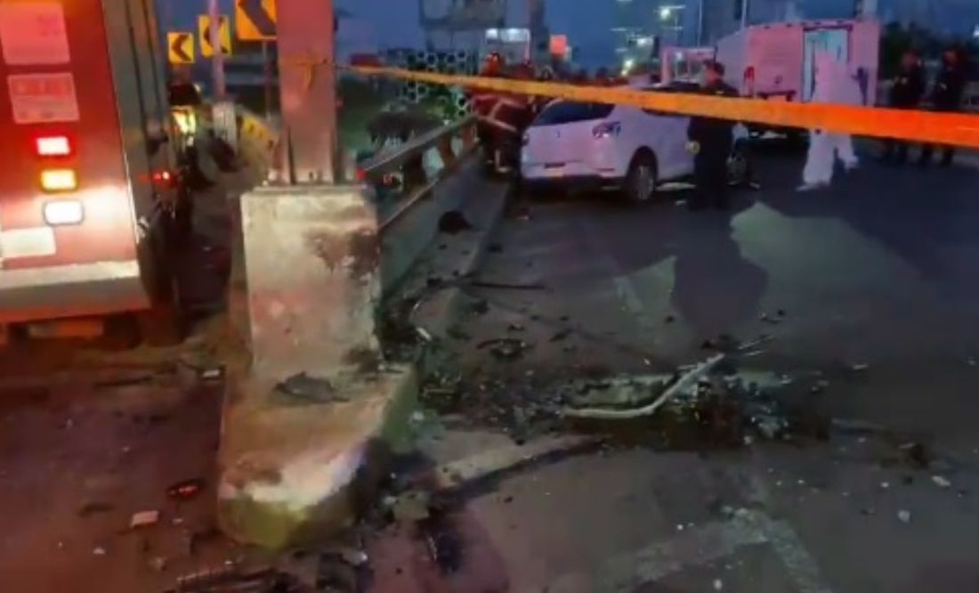 Muere automovilista al chocar contra base de concreto de puente vehicular en Mixcoac