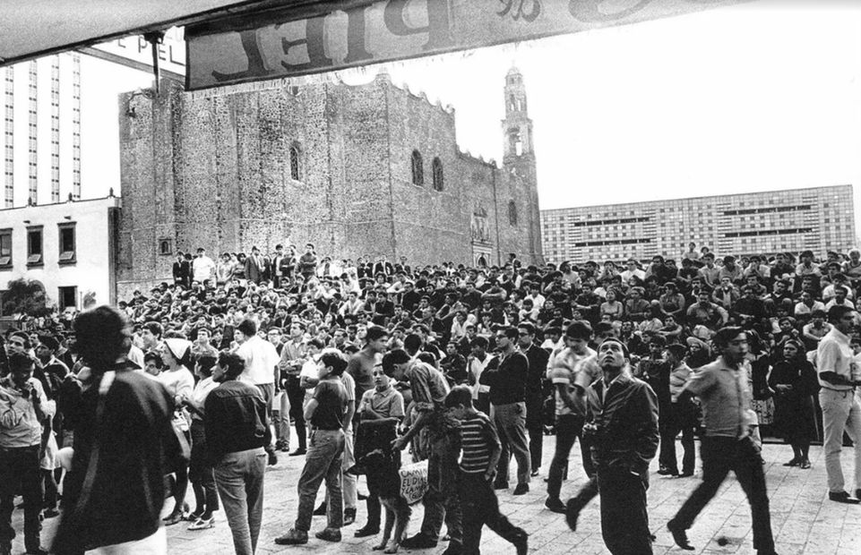 Una fotografía que capta a los estudiantes reunidos en Tlatelolco durante el mítin realizado la tarde del 2 de octubre de 1968. La vista es desde la planta baja del edificio Chihuahua hacia la Plaza de las Tres Culturas. Imagen: Archivo El Universal