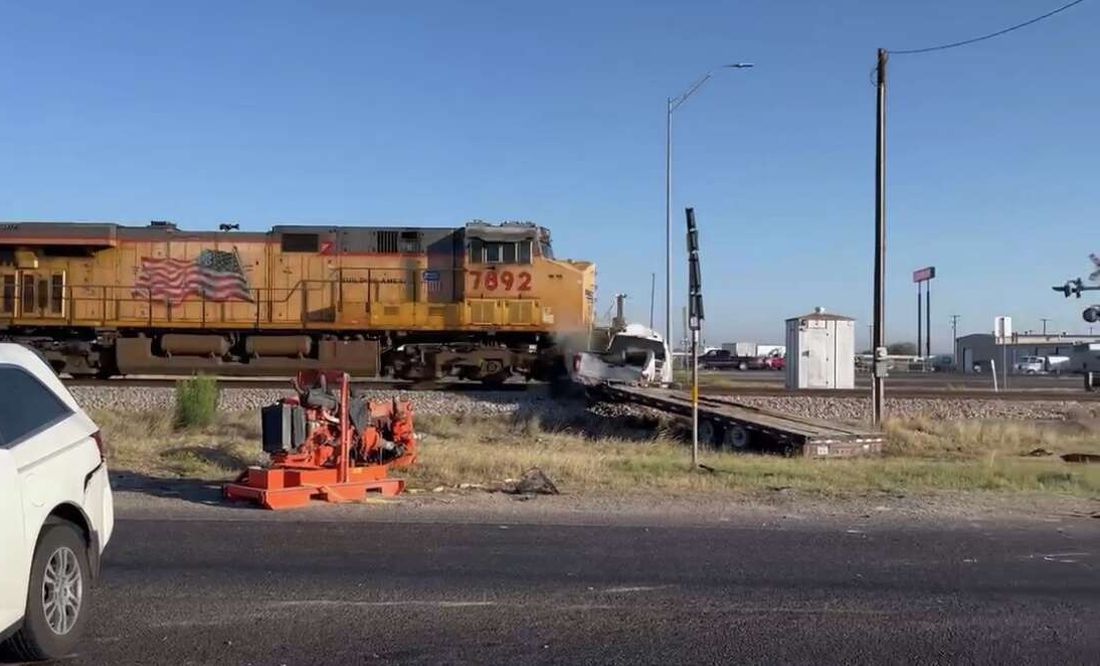 VIDEO: Choque fatal en Texas; tras colisión de vehículos uno terminó sobre las vías y fue destrozado por un tren