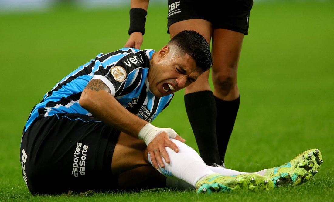 Luis Suárez recibió permiso de Gremio para atender sus problemas de rodilla en España