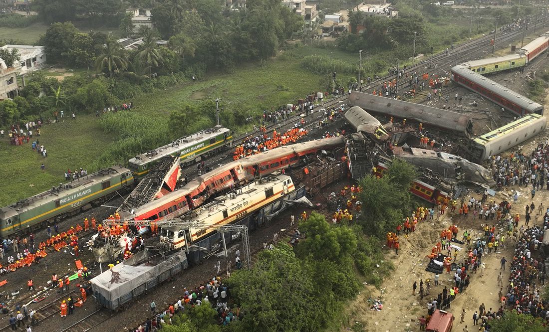 Vagones destrozados y cadáveres junto a las vías tras accidente de trenes en India