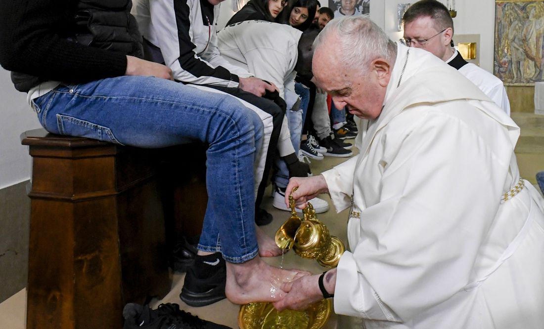 Papa Francisco lava los pies de 12 jóvenes presos en Jueves Santo
