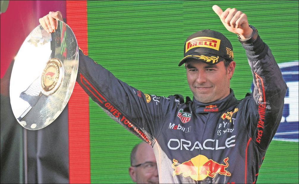 Checo Pérez en el podio del Gran Premio de Australia - Foto: AP