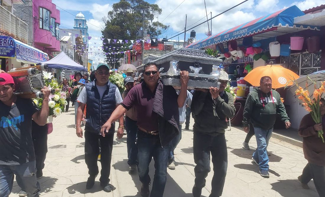 Con reclamos de justicia, despiden a 8 víctimas de volcadura de autobús en carretera de Oaxaca