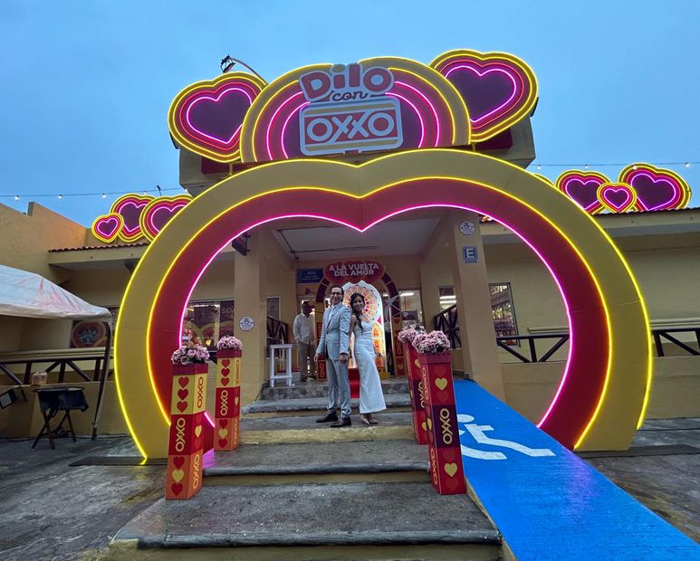 Genaro Hernández y Alondra Vilchis, primer pareja en casarse en un Oxxo Foto: Karen Velázquez / EL UNIVERSAL