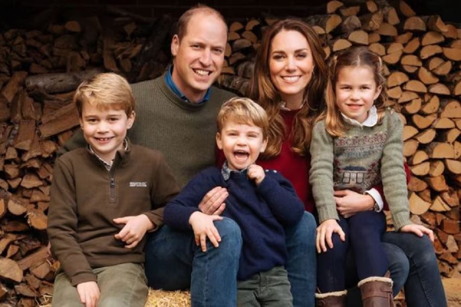 Kate Middleton, duquesa de Gales, con su esposo, el príncipe Guillermo, con su familia. FOTO: Instagram