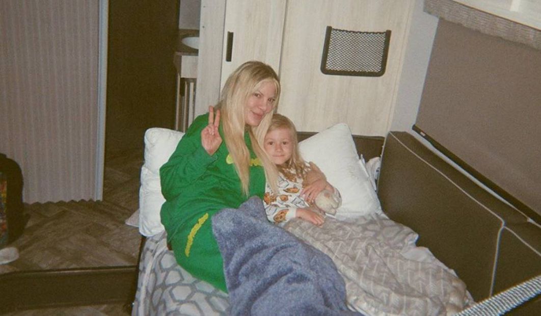 Tori Spelling con su hija en la casa rodante donde fue captada. Foto: Instagram torispelling