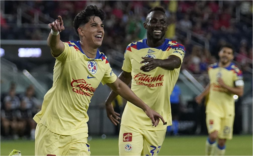 Kevin Álvarez y Julián Quiñones festejan uno de los goles del América. FOTO: AP