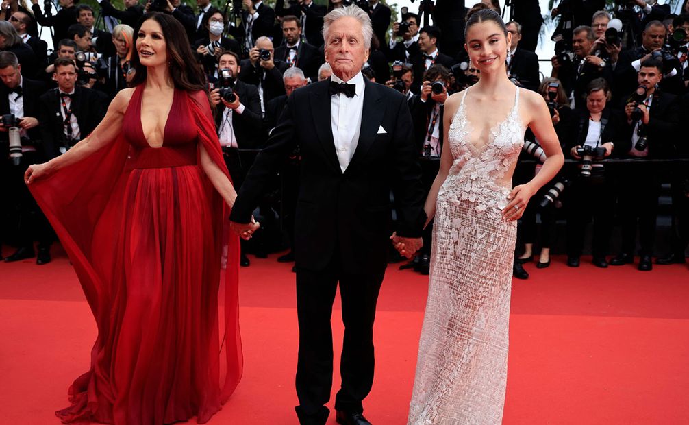 El actor Michael Douglas y su esposa Catherine Zeta-Jones arribaron a la alfombra roja de la 76 edición del Festival de Cine de Cannes, donde él fue reconocido con la Palma de oro. Foto AFP