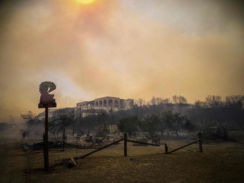 Las instalaciones incendiadas de un hotel en el pueblo de Kiotari en la isla griega de Rodas. Foto: AFP