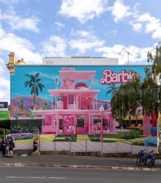Con el mural, Warner Bros invitó a los fans a ver la película de Barbie. Foto: Instagram @apparitionmedia