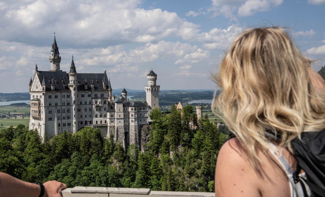 Agresor trató de abusar de una turista y después la empujó por la pendiente de un castillo alemán
