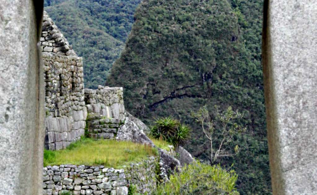 Machu Picchu est&aacute; rodeado por tres monta&ntilde;as y la caminata sigue un sendero que corta una de ellas. (Foto: Viridiana Ram&iacute;rez)